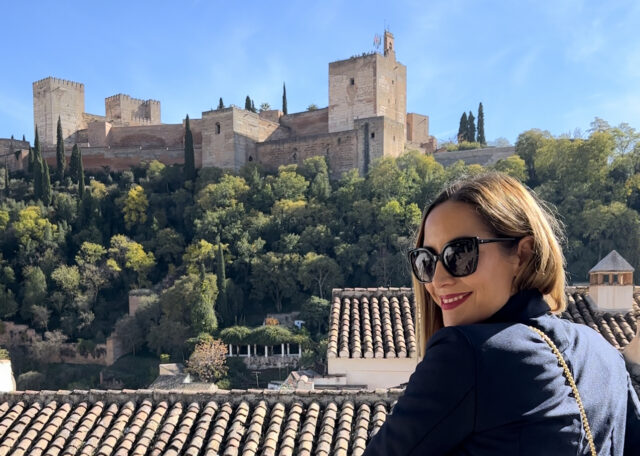 Rosa Sorroche en Granada con la Alhambra de fondo